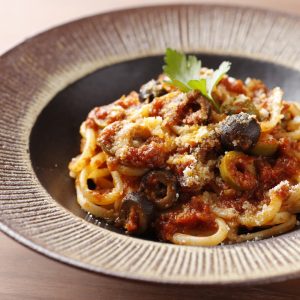 2種のオリーブがゴロゴロ入った刺激的な味わいの「プッタネスカソース」のパスタ