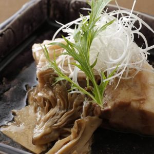 お箸でほろほろ崩れる柔らかさの豚肉がごろりと入った「豚と舞茸の出雲醤油煮」