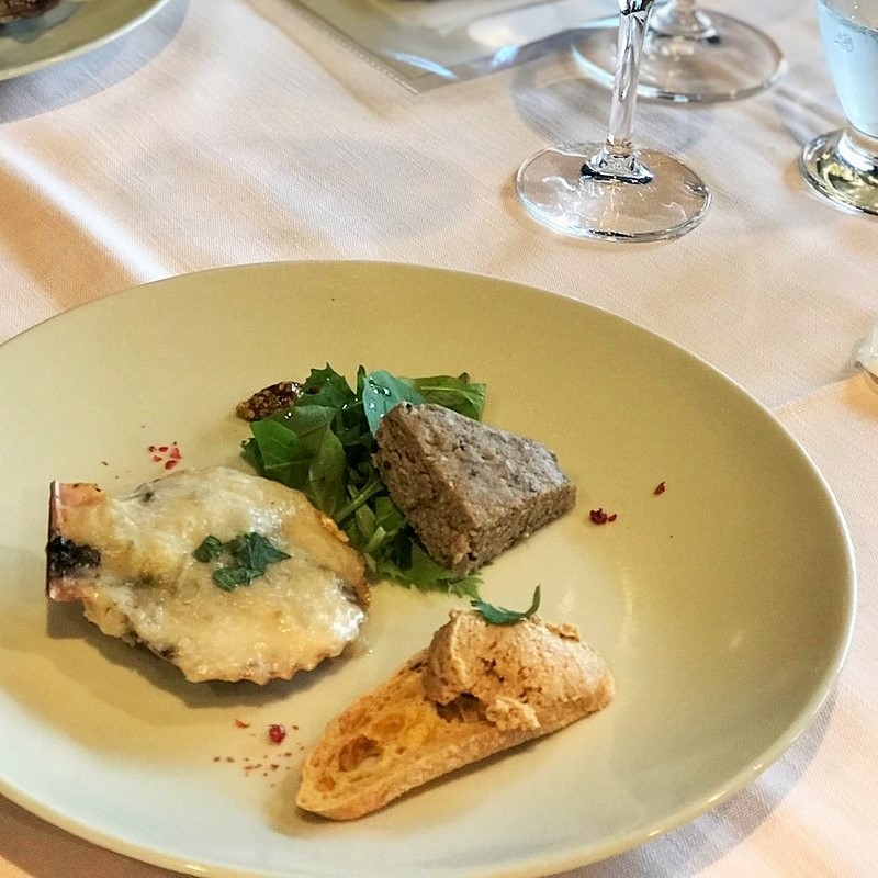 オードブルの一皿　パテ・ド・カンパーニュ、レバーペースト、緋扇貝のグラタン