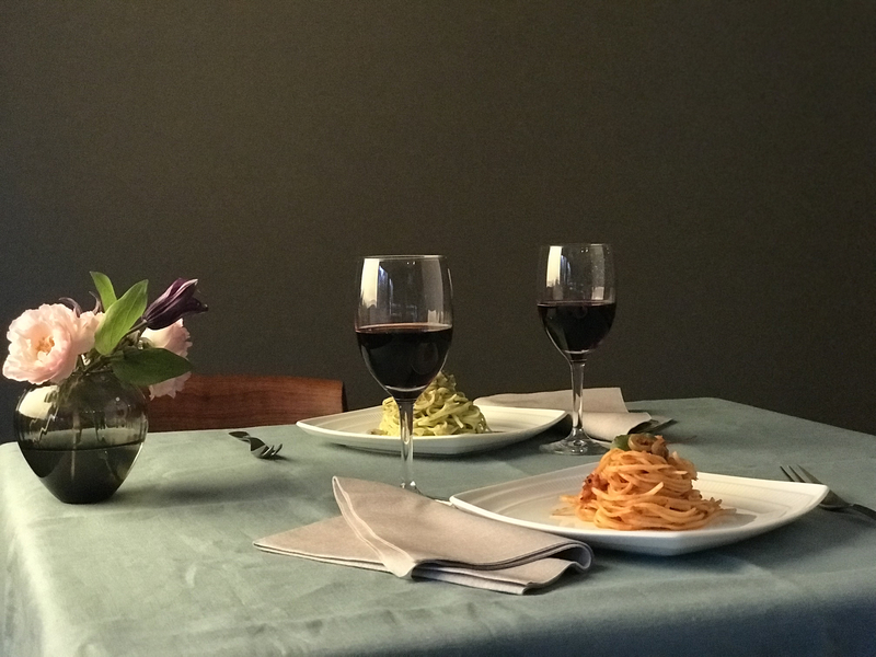 パスタと赤ワインのテーブルセッティング