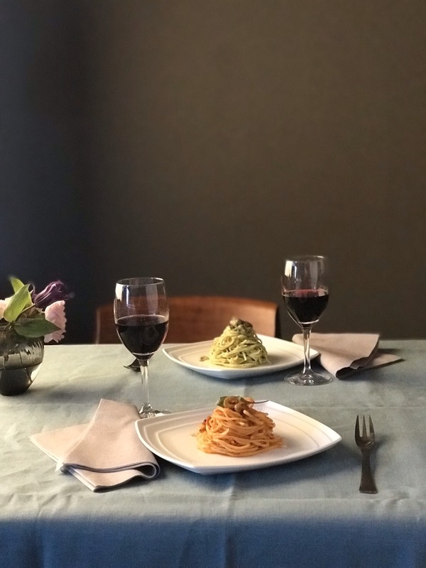 パスタと赤ワインのテーブルコーディネート
