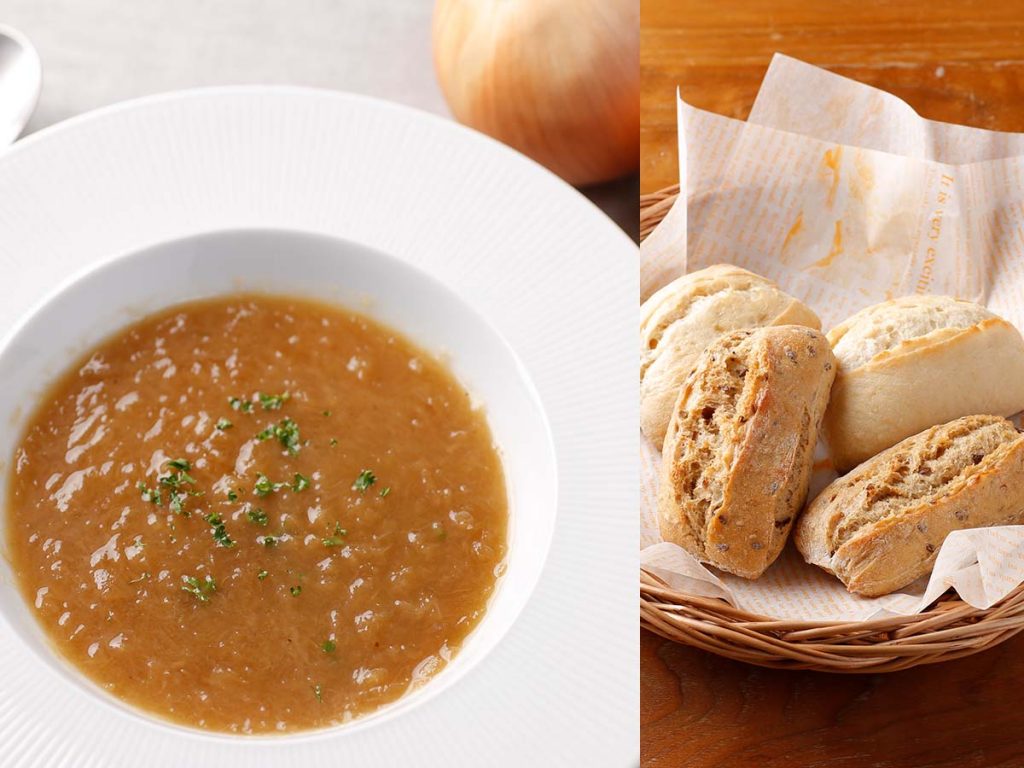 オニオンスープと天然酵母パンを合わせた素敵な朝食のイメージ