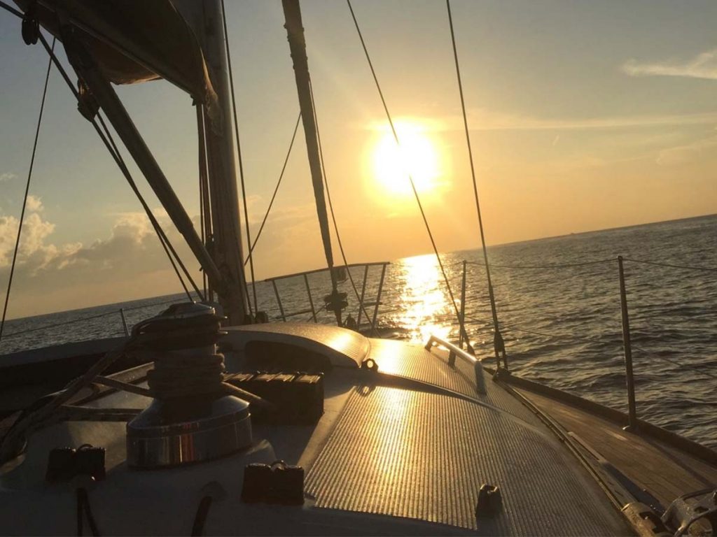 夕暮れの日差しが入る初夏のヨットの船上