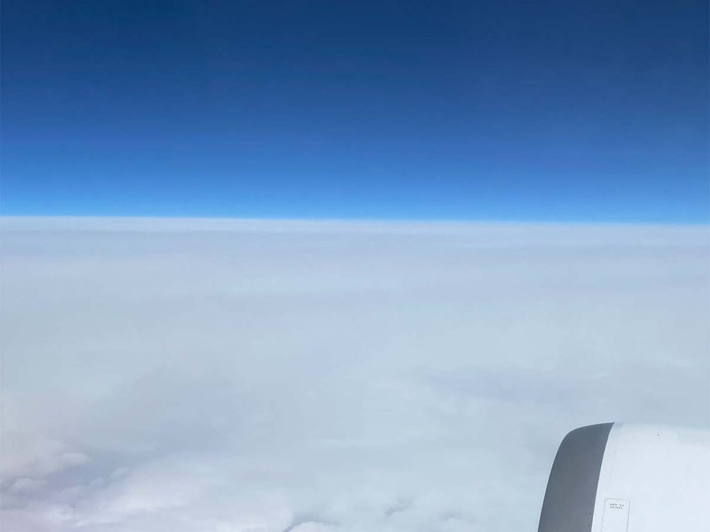 飛行機の中から撮影した雲の上の空の様子