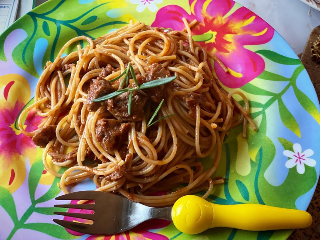 ミートソースのパスタを夏らしくお皿に盛り付けた様子